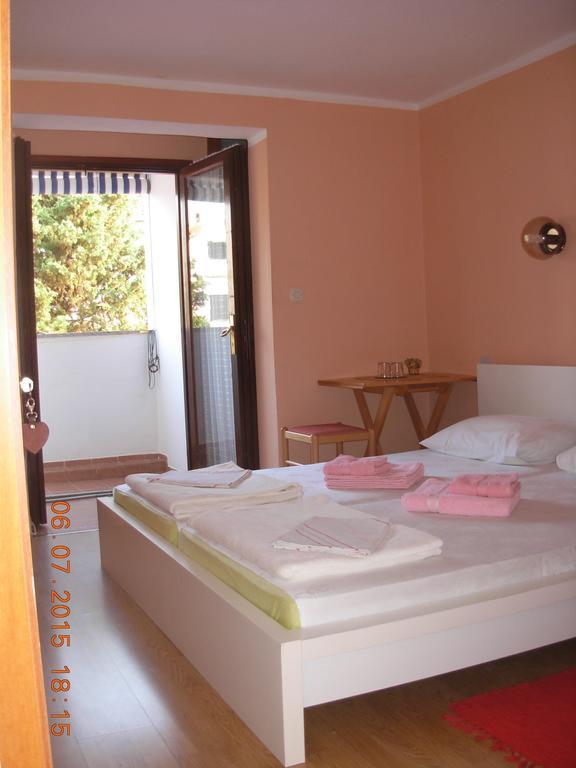 Apartments And Rooms Bova Baška Exteriör bild